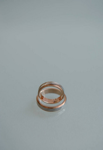 漂亮的两枚金色结婚戒指。由最高质量的材料制成。