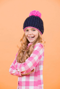 戴帽子的女孩，橙色背景的格子衬衫