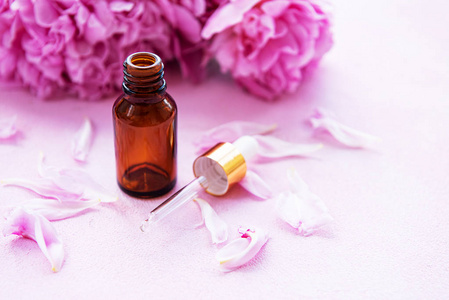 牡丹精油和粉色香薰精华图片