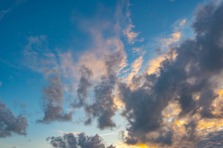 夕阳下的彩云。太阳的天空背景或纹理