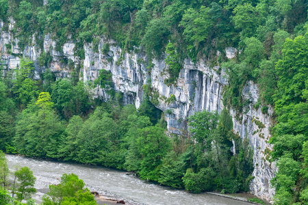 山下有一条河的峡谷。