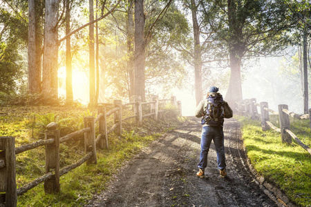 森林里的徒步旅行者。混合介质