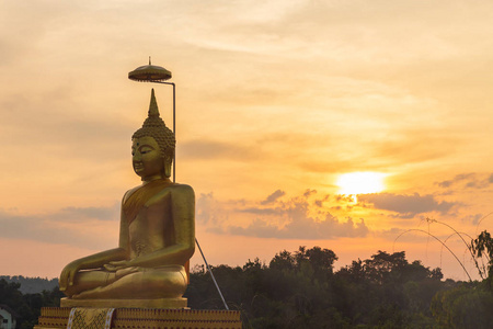 泰国日落，佛寺佛像。大金佛