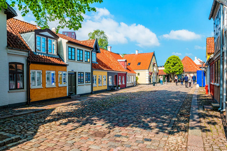 丹麦奥登塞老城的彩色传统房屋图片