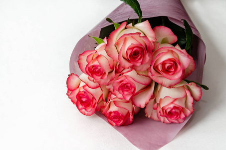 木质背景上有精致芳香的玫瑰花，是节日礼物
