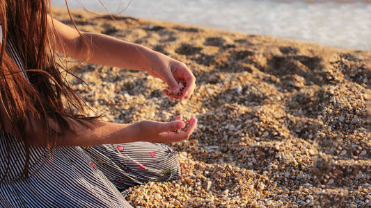 女孩 女仆 巨石 海滨 砂砾 鹅卵石 执行 波浪 洪水 少女