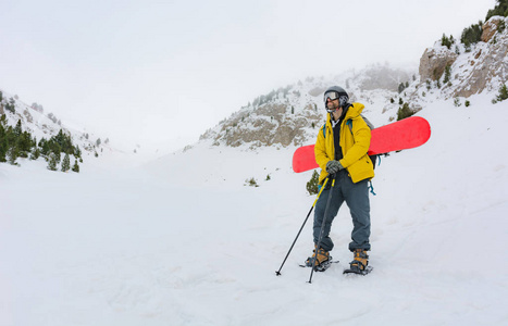 穿上雪鞋开始雪山远足的运动型男子。