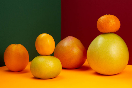 五彩缤纷的几何构图，三角形背景上有各种柑橘类水果。