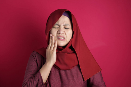 牙痛的穆斯林妇女
