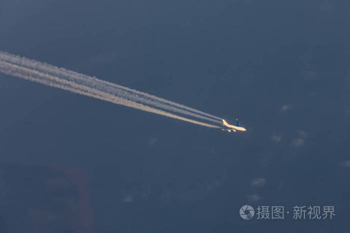 四个引擎的飞机轨迹鸟瞰图