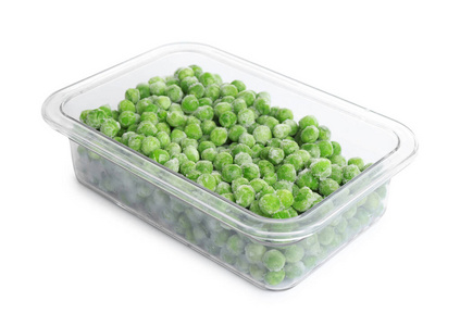冷冻豌豆在白色隔离塑料容器中。蔬菜公关