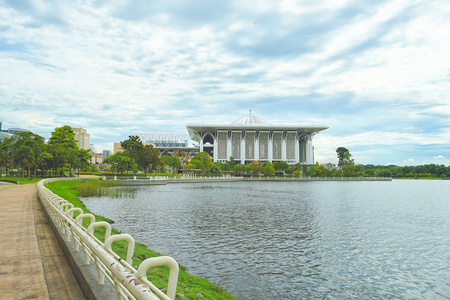 名为Masjid Tuanku Mizan Zainal Abidin的铁清真寺。