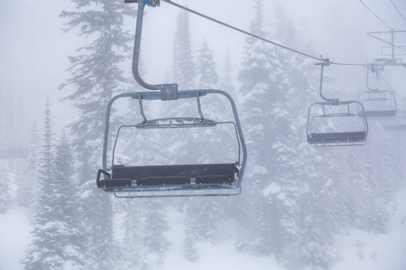 大雾天滑雪场的升降椅图片