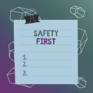 文字书写安全第一。商业概念对于习惯说最重要的是要安全的纸张线条活页夹纸板空白方形笔记本的颜色背景。