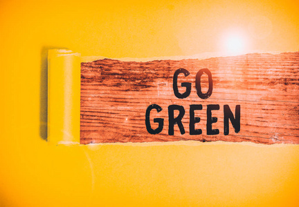 文字书写文字变为绿色。商业理念是为了做出更环保的决定，减少回收纸板，这是在一个木制经典桌子的中间撕裂。