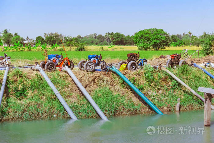 拖车上的一排水泵用来从灌溉渠抽水进入农业区