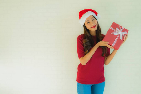 美丽的亚洲年轻女性在圣诞节戴圣诞帽