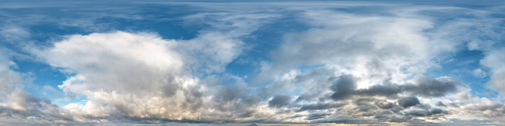 蓝色的天空和美丽的傍晚积云。无缝hdri全景360度角视图，用于图形或游戏开发，如天空穹顶或编辑无人机射击