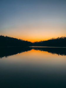 宾夕法尼亚州科多鲁斯州立公园马尔堡湖冬季日落