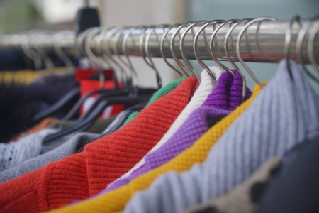 纺织品 衣柜 收集 玻璃陈列柜 温暖的 颜色 毛衣 精品店