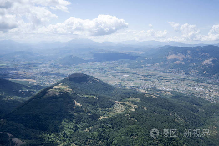 绿色阿格里山谷的空中从萨图尼诺峰上方阿格里瓦尔