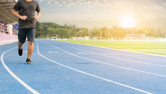 慢跑 马拉松赛跑 夏天 娱乐 锻炼 领域 活动 健康 成人