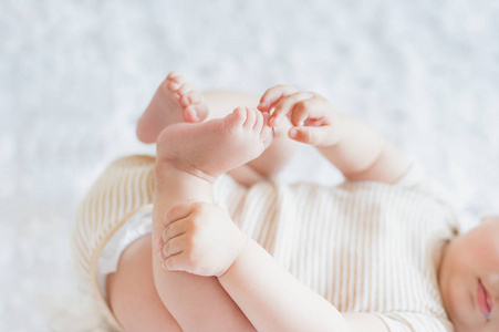 支撑腿的特写镜头。新生儿4个月技能概念。