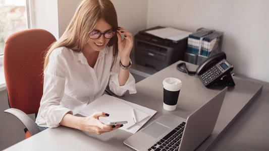商务女士在她的私人办公室里用笔记本电脑工作，女人的力量概念
