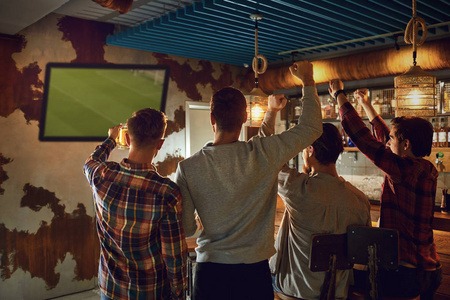 一群朋友在体育酒吧看电视足球。