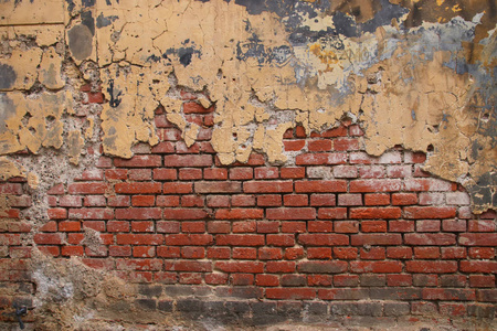 灰泥剥落的老砖墙背景