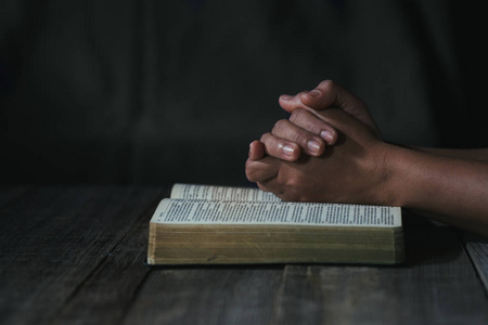 双手合十祈祷教堂里的圣经信仰观念