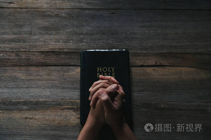 双手合十祈祷教堂里的圣经信仰观念