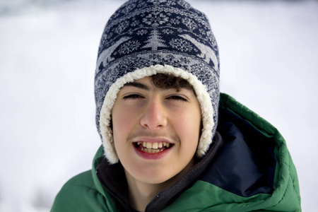 自然 滑雪 肖像 小孩 幸福 乐趣 微笑 儿童 季节 雪橇
