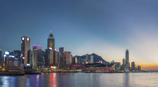 夕阳下的香港城全景