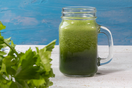 新鲜的绿色芹菜汁在玻璃上的特写镜头