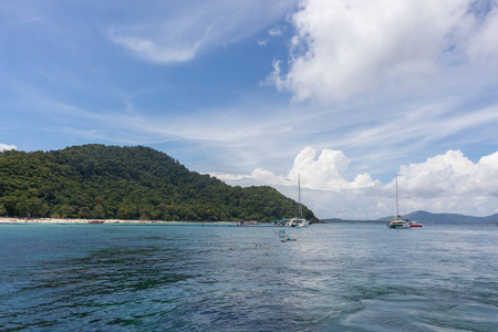 泰国普吉岛的游艇游轮在晴天欣赏海景