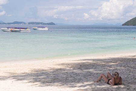 泰国普吉岛阳光沙滩上的游客