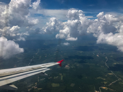 机翼和蓝天的飞机窗口视图图片
