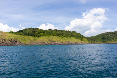 泰国普吉岛的游艇游轮在晴天欣赏海景