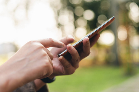 使用智能手机的女性