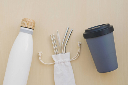 可重复使用的无塑料环保餐具。金属吸管，竹制咖啡杯和水瓶。