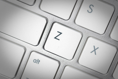 电脑键盘带有按钮Z的笔记本电脑的银色键盘