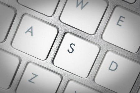 电脑键盘带按钮的笔记本电脑的银色键盘