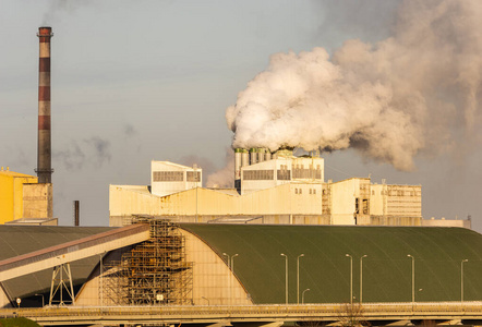 波兰的一家化工厂排放了大量的烟尘和粉尘