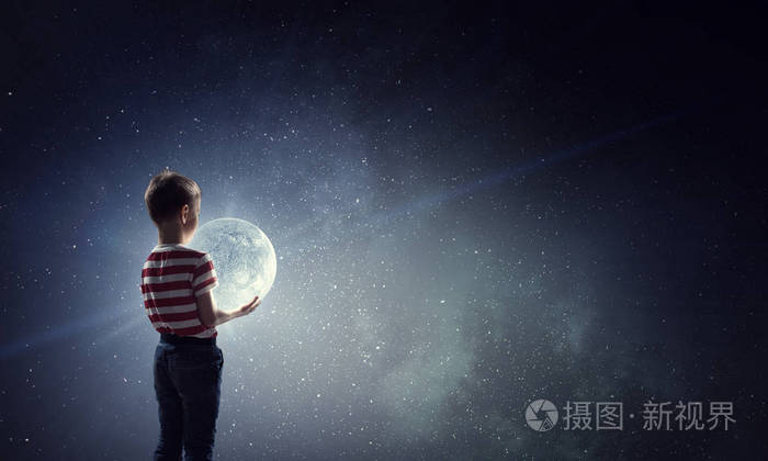 男孩抱着月亮.混合介质照片-正版商用图片27itd1-摄图新视界