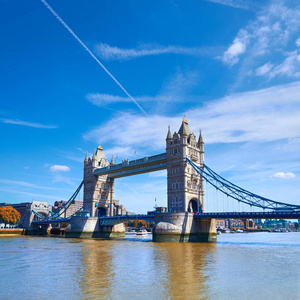 伦敦晴天的塔桥，广场全景图片