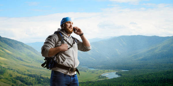 山里的徒步旅行者。混合介质