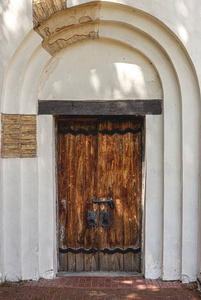 一座旧建筑的门。