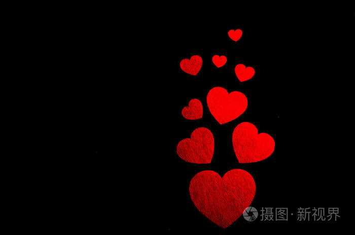 九个装饰性的红心是用毛毡雕刻的黑色背景垂直布局不同大小的心脏情人