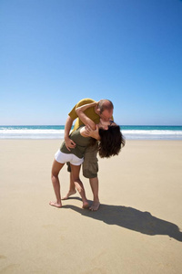 海滩接吻情侣